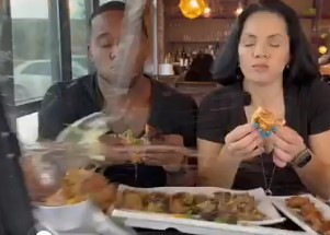 Vídeo viral: així va ser el xoc que va interrompre un sopar romàntic