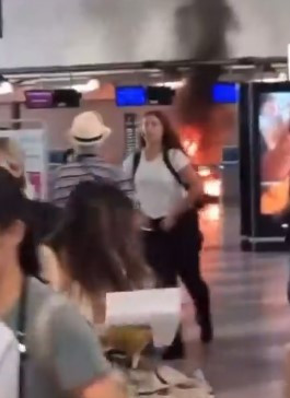 VÍDEO: Pànic en l'aeroport  a Milà on un home va deslligar el caos amb foc