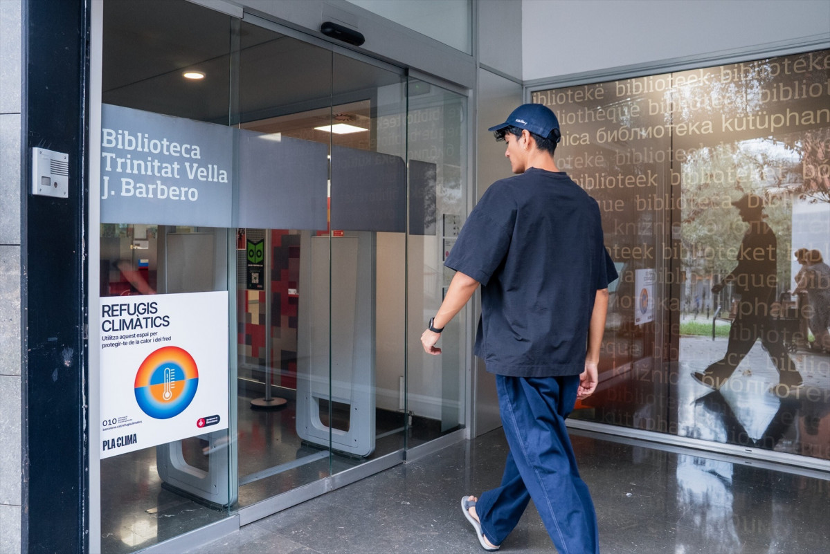 EuropaPress 6908735 joven entrando refugio climatico barcelona barrio trinitat vella barcelona