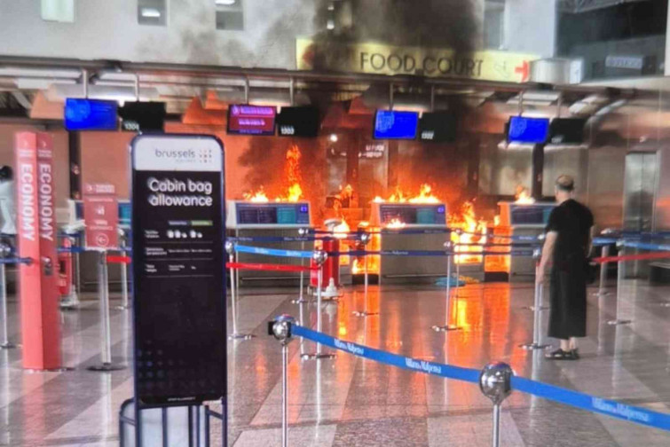 VÍDEO | Un piròman cala foc al taulell de facturació de l'Aeroport de Milà