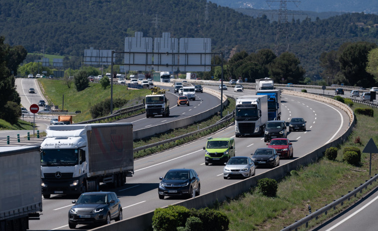 Un autobús incendiat obliga a tallar l'AP-7 a Tarragona