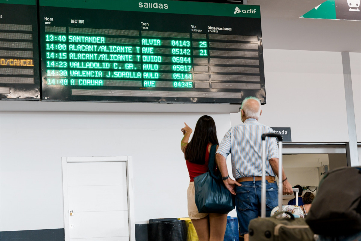 EuropaPress 6907164 varias personas esperan maletas junto carteles salidas estacion chamartin