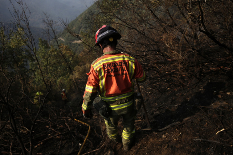 Precarietat i condicions laborals inestables: així és la vida d'un bomber forestal