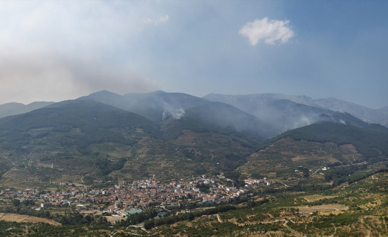 Bombers catalans tornen de Jarilla després d'assegurar el flanc dret de l'incendi