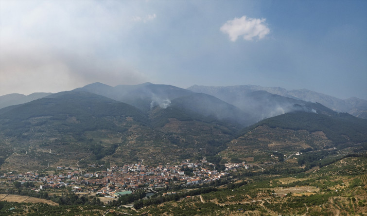 Bombers catalans tornen de Jarilla després d'assegurar el flanc dret de l'incendi