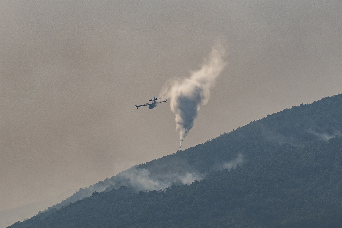 EuropaPress 6909293 hidroavion colabora labores extincion fuego 20 agosto 2025 jerte caceres (1)
