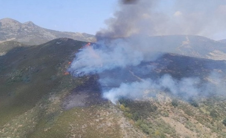 Un piròman inicia un foc darrere dels operatius que apagaven l'incendi de Lleó
