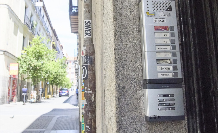 Hisenda estudia pujar el gasoil i aplicar l'IVA als pisos turístics per a complir amb Brussel·les