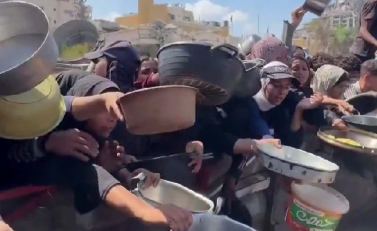 VÍDEO | Les imatges de la crisi de fam: dones i nens s'amunteguen demanant menjar a Gaza