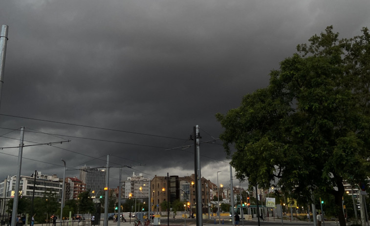 Vídeo: l'avís de Meteocat es compleix i la pluja torrencial arriba a Barcelona
