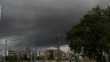 Vídeo: l'avís de Meteocat es compleix i la pluja torrencial arriba a Barcelona