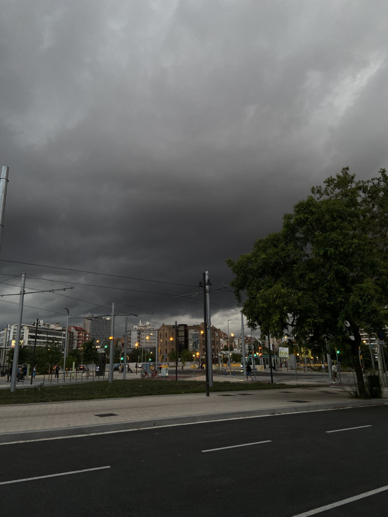 Vídeo: l'avís de Meteocat es compleix i la pluja torrencial arriba a Barcelona