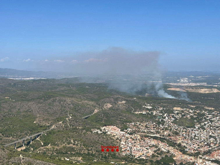 El foc de Roda de Berà queda sota control després d'arrasar hectàrees de massa forestal