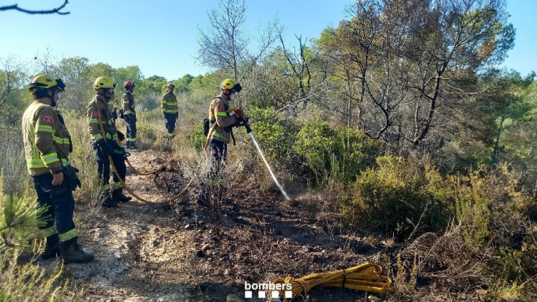 L'incendi a Roda de Berà, controlat després de mobilitzar més d'una vintena d'efectius