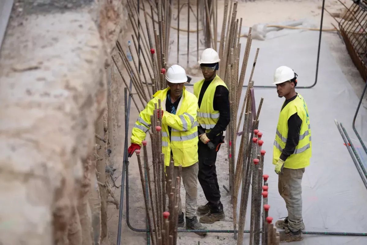 Obreros trabajan en las obras de la L8   Archivo   Europa Pres