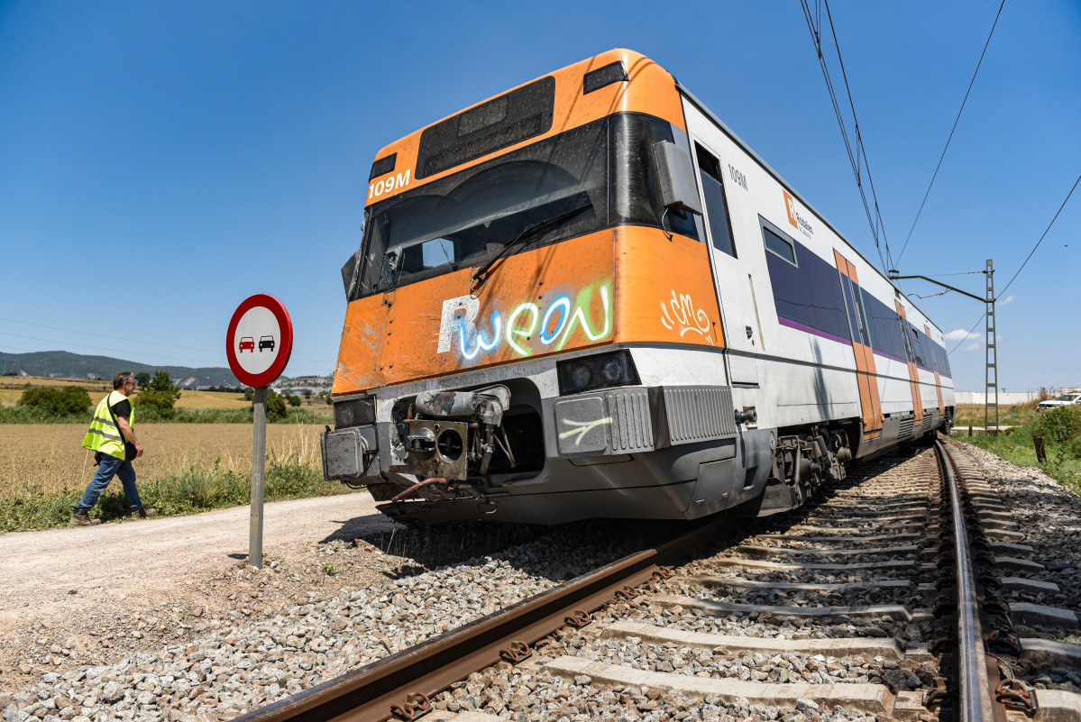 EuropaPress 6858321 tren rodalies chocar camion paso vias sant miquel balenya els hostalets