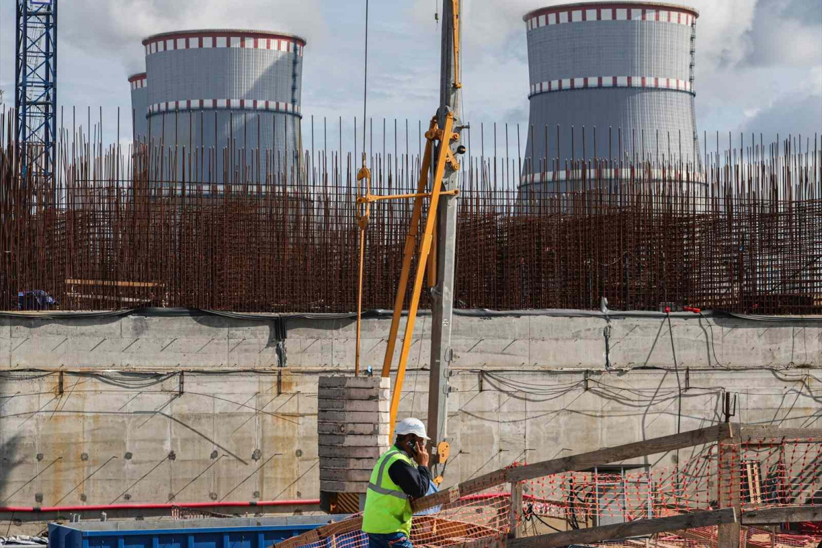 RUSIA, REGIÓN DE LENINGRADO   8 DE AGOSTO DE 2025 Un hombre realiza trabajos de construcción en las Unidades 3 y 4 de la Central Nuclear de Leningrado (LAES), donde equipos de estudiantes rusos re