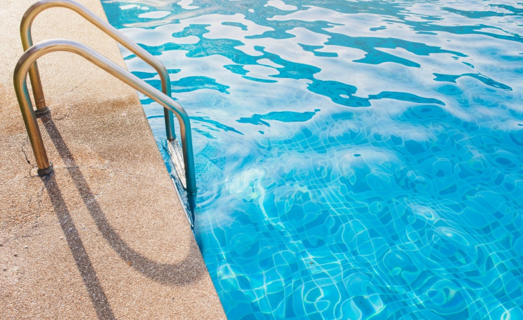 Tragèdia a Cunit: una dona mor ofegada en la piscina del seu habitatge
