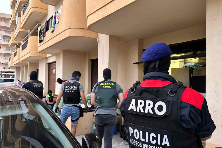 Macrooperació policial a Roses: més de 250 agents per aturar el ‘top manta’ al passeig marítim