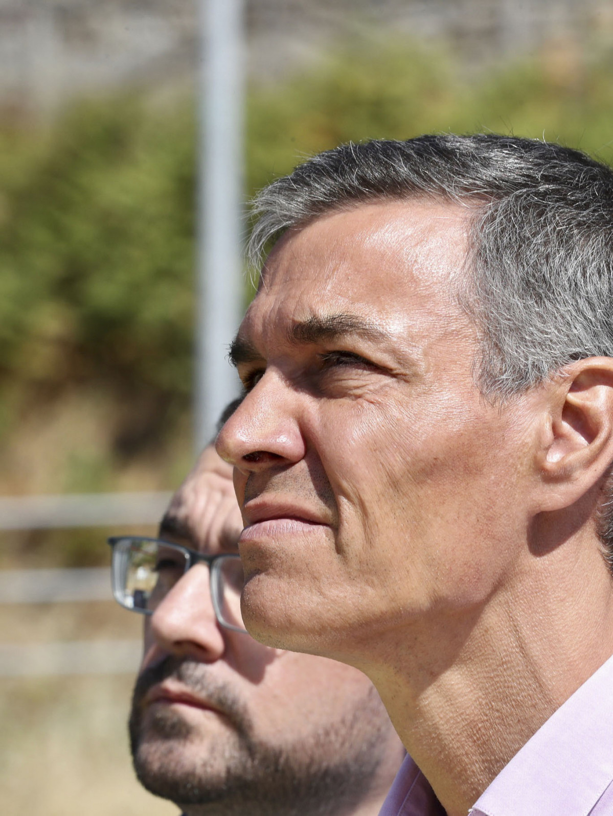 DEGAÑA (ASTURIAS), 22/08/2025.- El presidente del Gobierno, Pedro Sánchez, acompañado por el presiente de Asturias, Adrián Barbón, durante su visita este viernes al Puesto de Mando Avanzado de De
