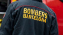 VÍDEO | Pànic al centre de Barcelona: un incendi arrasa vuit motos i una caseta de la ONCE