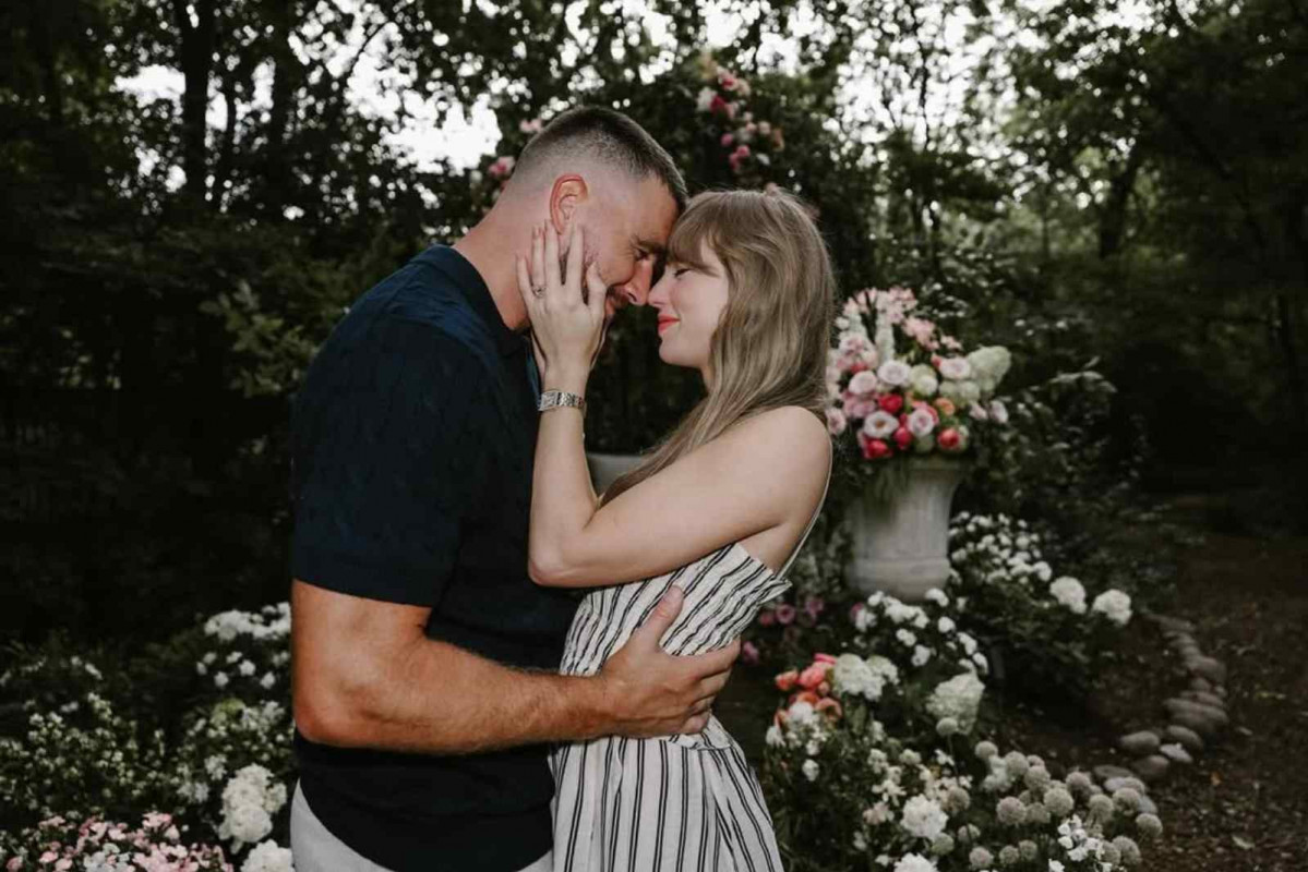 Taylor Swift y Travis Kelce en la foto donde anuncian su compromiso   INSTAGRAM