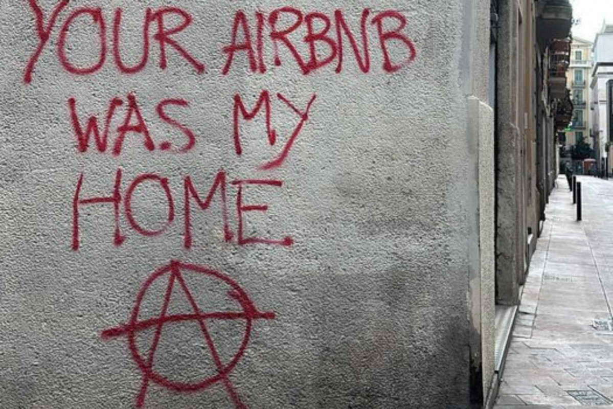 Grafiti en Barcelona sobre los Airbnb   X   @GraffitiRadical