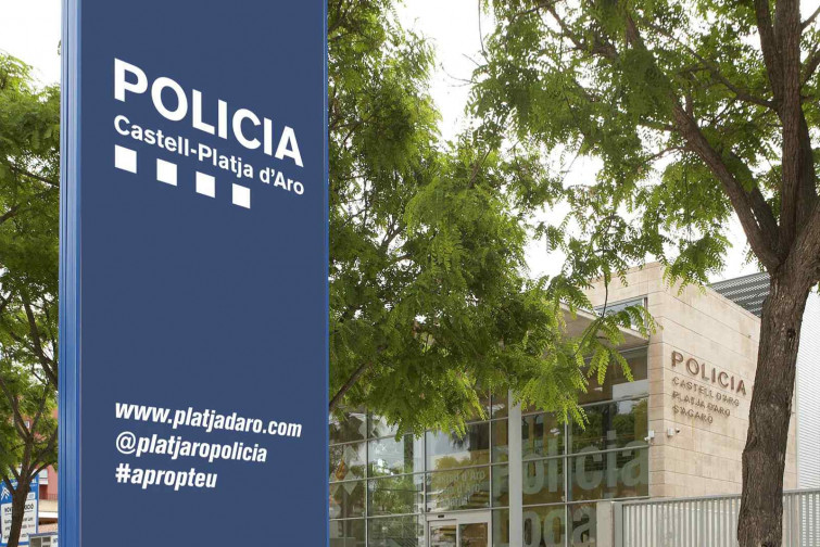 Llança una taula contra un nen de cinc anys i amenaça al seu pare amb una gerra trencada a Platja d'Aro