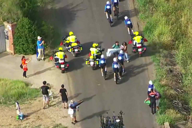 VÍDEO | Figueres: Activistes amb banderes palestines tallen la carrera de l'equip israelià durant la Volta a Espanya