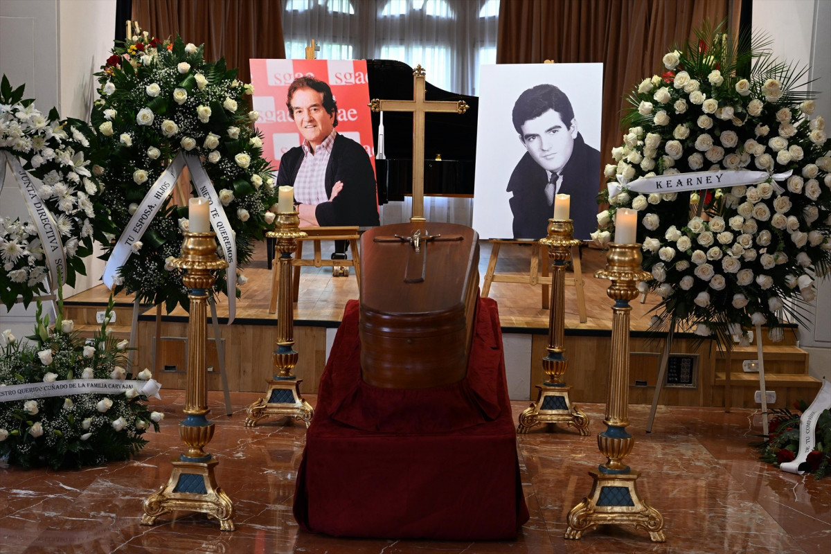 EuropaPress 6917429 imagen feretro restos mortales manuel calva junto retratos cantante capilla