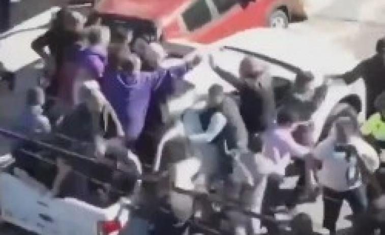 VÍDEO|Evacuen a Javier Milei després de ser atacat amb pedres durant un acte