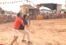 VÍDEO | Un reporter espanyol sobreviu a l'envestida d'una vaquilla durant un reportatge