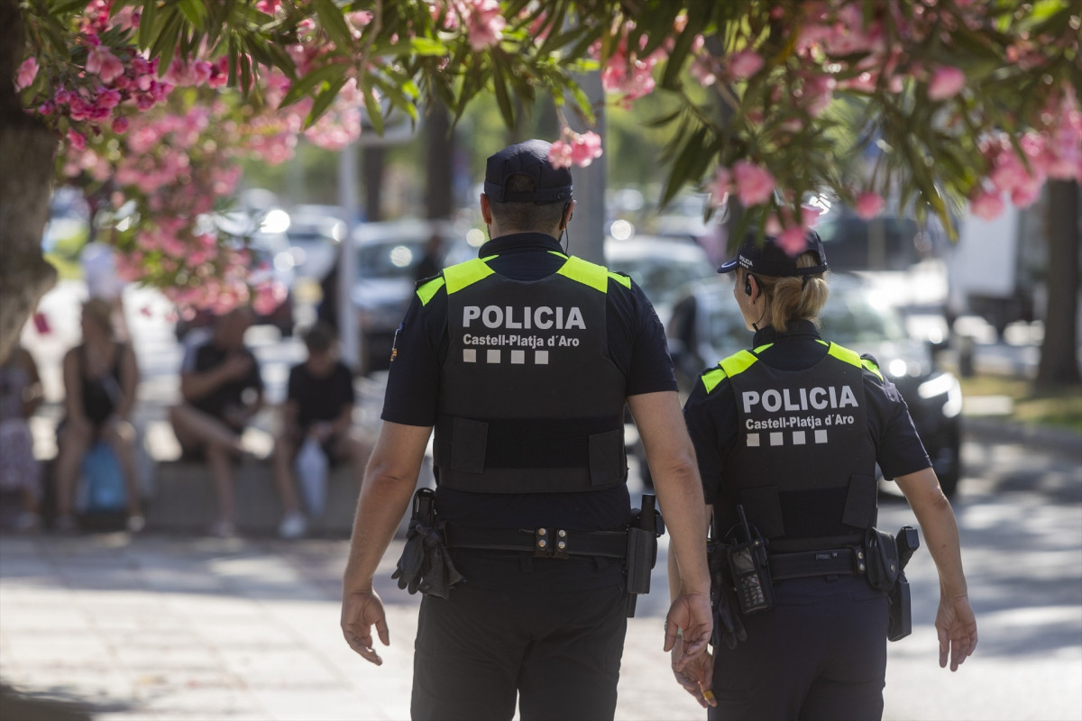 EuropaPress 6921040 agentes policia local castell daro  platja daro