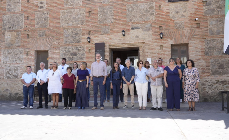 Felip VI anima a reprendre els viatges cancel·lats pels incendis perquè els afectats 