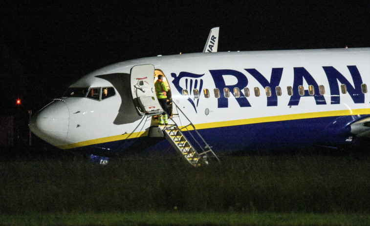 Ryanair puja la prima als seus empleats per a caçar maletes de mà grans i deslliga la polèmica