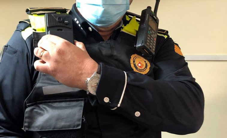 Terrassa en xoc: un indigent intenta agredir a la Policia amb una enorme pedra