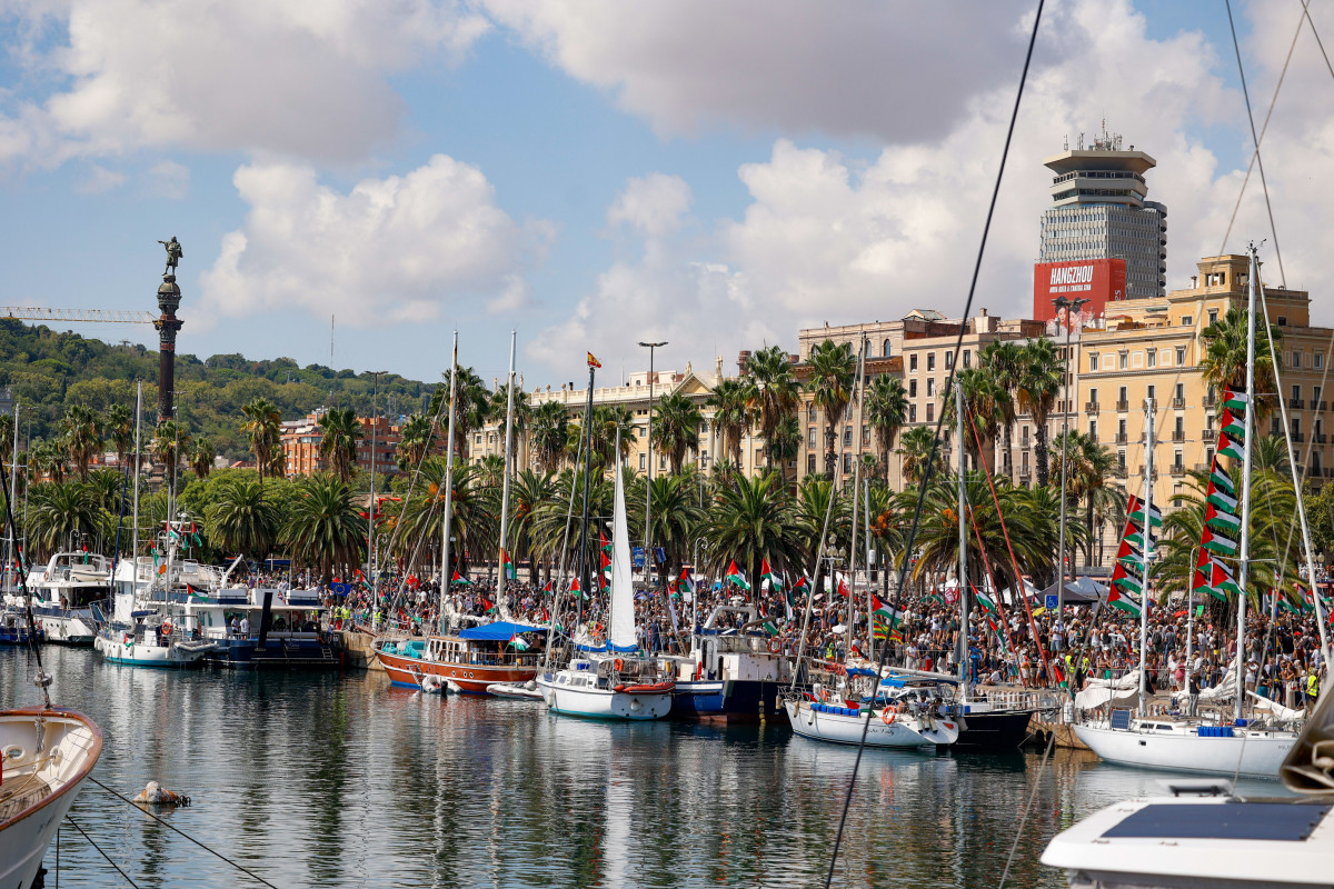 EuropaPress 6925592 decenas personas concentran antes despedida global sunat flotilla puerto