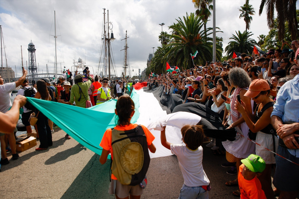 EuropaPress 6925812 decenas personas concentran despedida global sunat flotilla puerto (1)