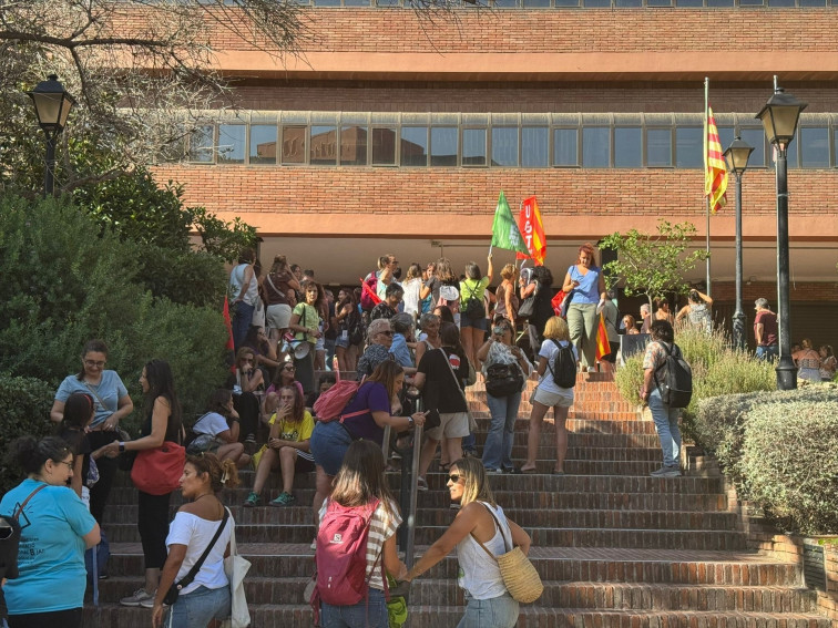'Prou de mentides': 200 docents tallen la Diagonal de Barcelona