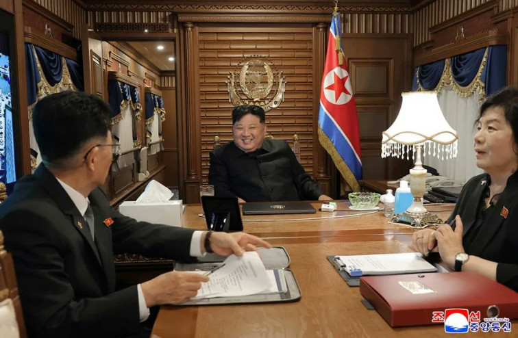 Kim Jong-un viatja en el seu famós tren blindat a Pequín per a una desfilada militar