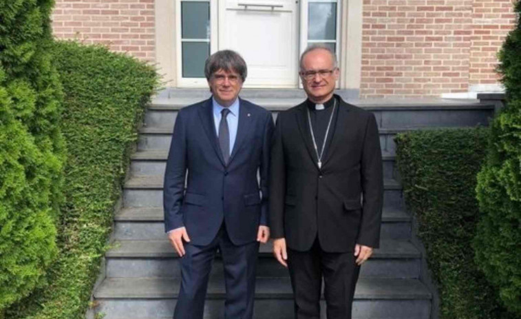L'abat de Montserrat Manel Gasch visita a Puigdemont a Waterloo