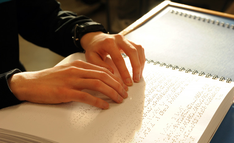 La ONCE impulsa l'autonomia de 1.172 estudiants amb discapacitat visual amb el braille com a eina essencial a les aules