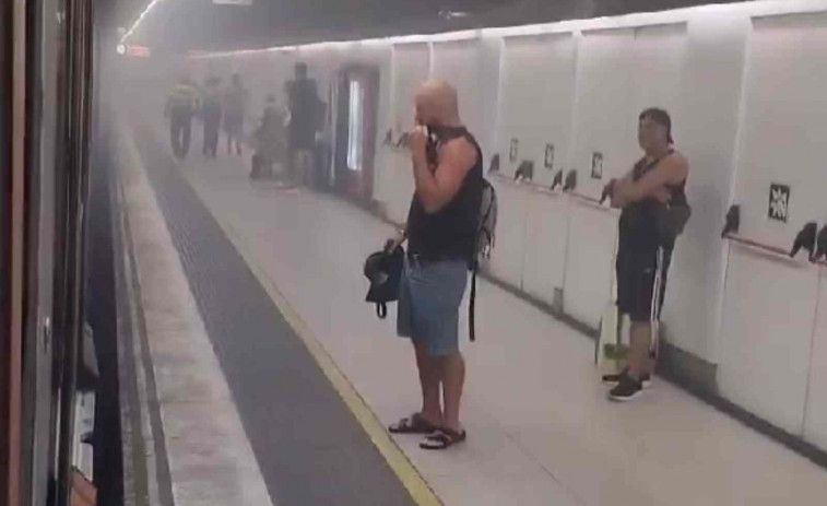 VÍDEO | Pànic al Passeig de Gràcia: un tren de Rodalies R2 pateix una avaria i omple de fum l'estació