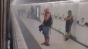 VÍDEO | Pànic al Passeig de Gràcia: un tren de Rodalies R2 pateix una avaria i omple de fum l'estació