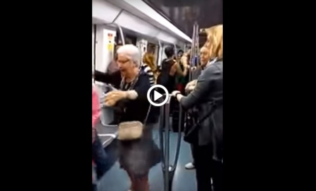 Dos avis es posen a ballar a ritme de rap al metro de Barcelona
