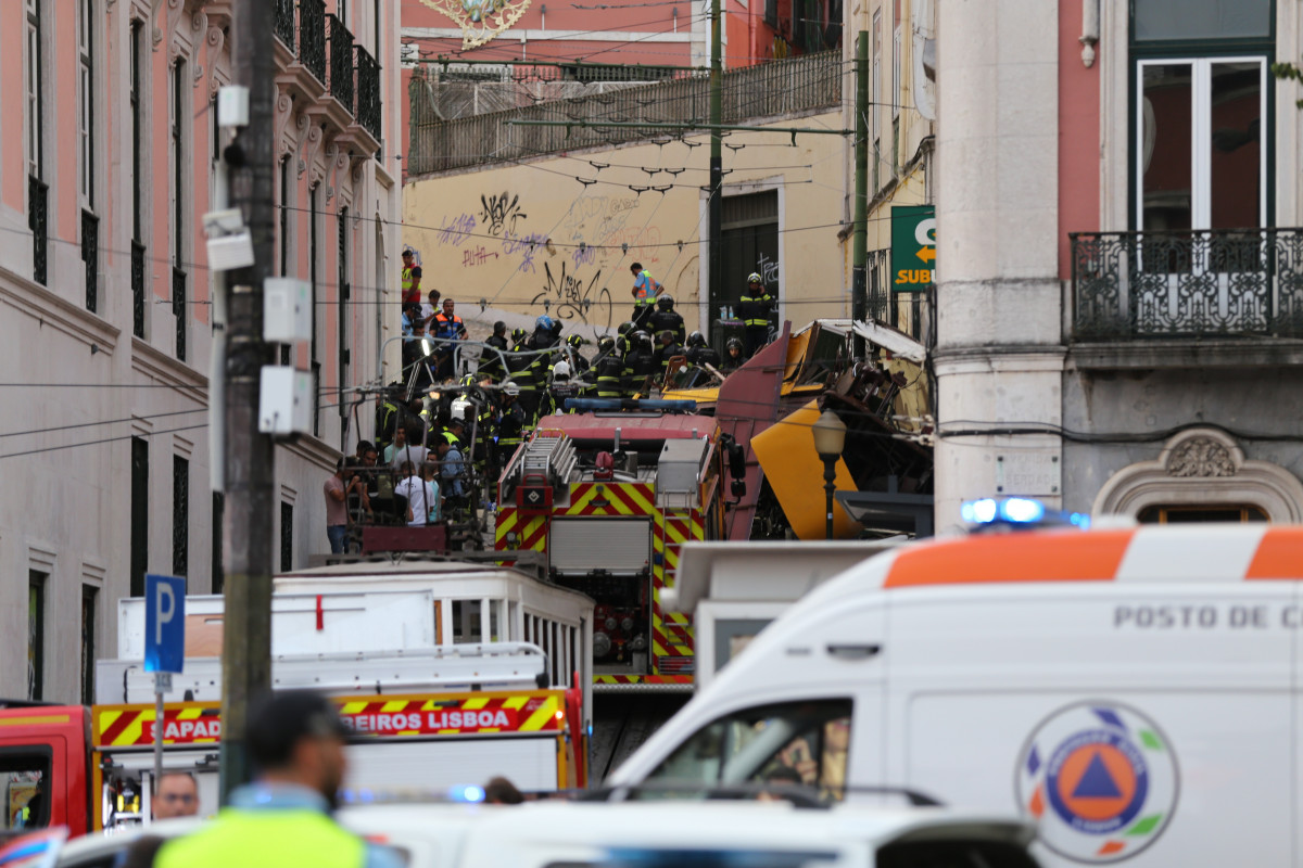EuropaPress 6931939 lisbon sept 2025    firefighters and public security police work on the