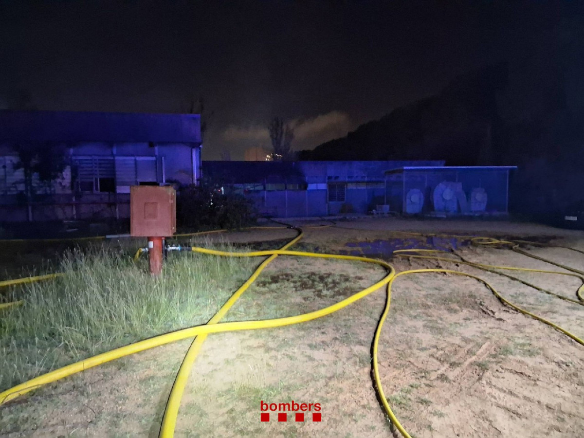 Extinción de un incendio en una nave en Terrassa (Barcelona)