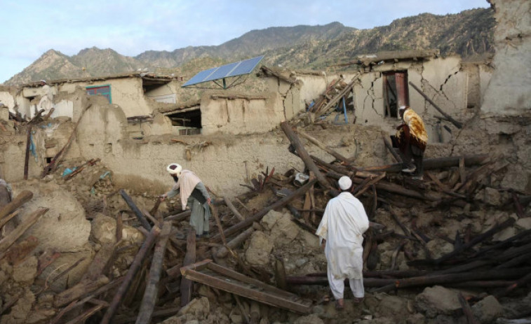 Terratrèmol a l'Afganistan: la falta de doctores i les estrictes normes culturals impedeixen el rescat i tractament de dones