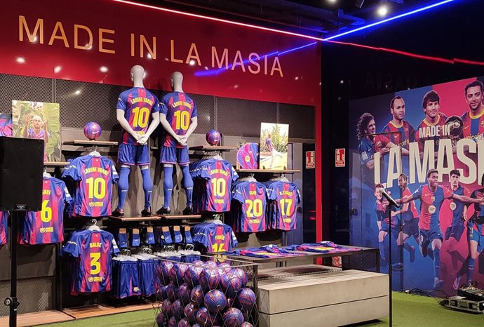 El Barça no la vol, però Barcelona la porta: la samarreta rosa que ningú va autoritzar i ho va canviar tot