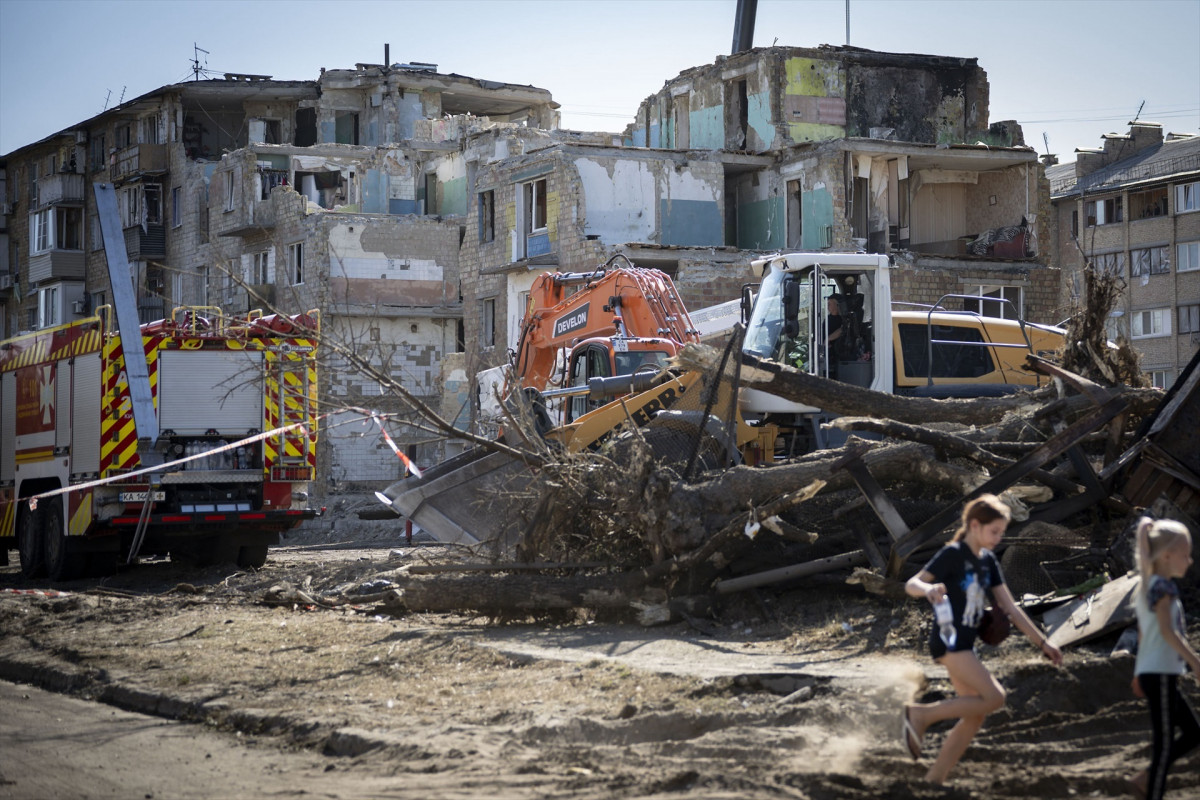 EuropaPress 6935384 august 29 2025 kyiv ukraine first responders begin removing debris from an